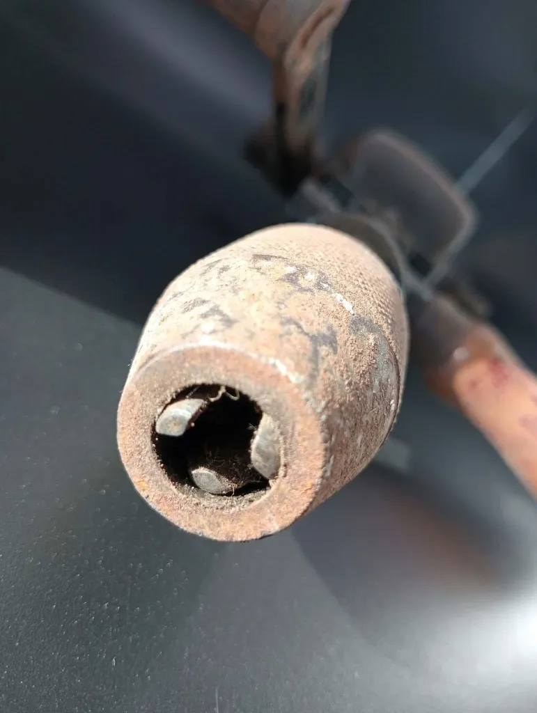 Antico trapano manuale a petto Metabo in metallo fortemente ossidato con due velocità, manovella, piastra pettorale e manici in legno usurati