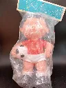 Ancienne figurine de joueur de football en plastique dur avec maillot rouge, short blanc, ballon noir et blanc et sachet transparent à en-tête bleu