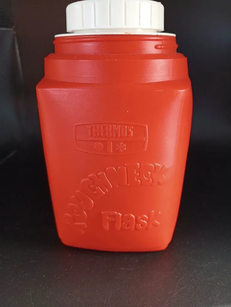 Rode vintage Roughneck-thermos met Snoopy en Woodstock, witte stop met oranje klep en ontbrekende buitenbeker