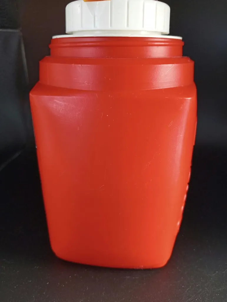 Thermos vintage rosso Roughneck con Snoopy e Woodstock, tappo bianco con levetta arancione e tazza esterna mancante