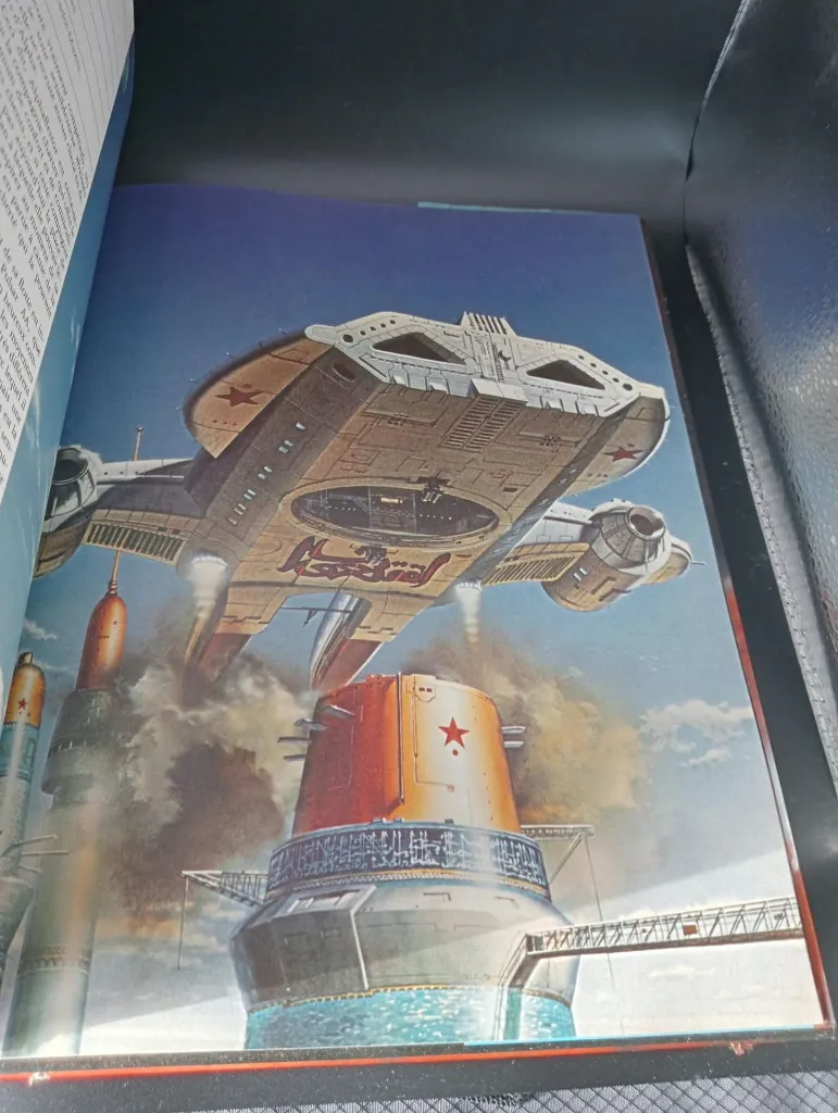 Livre relié anglais Starliners de Stewart Cowley avec grand vaisseau spatial rose et jaune sur fond orangé, illustrations rétrofuturistes en couleurs et dessins techniques de vaisseaux