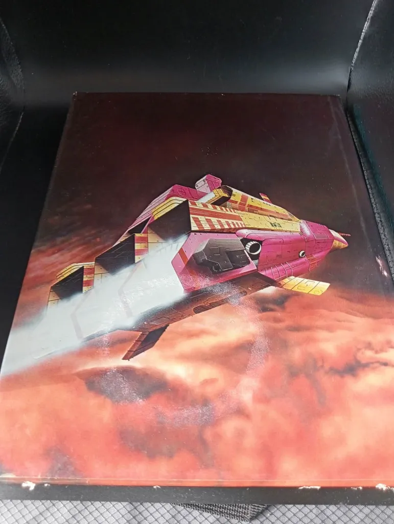 Libro francese Les Longs Courriers de l’Espace di Stewart Cowley pubblicato da Dargaud nel 1981, copertina nera con astronavi rosse e dorso fortemente danneggiato