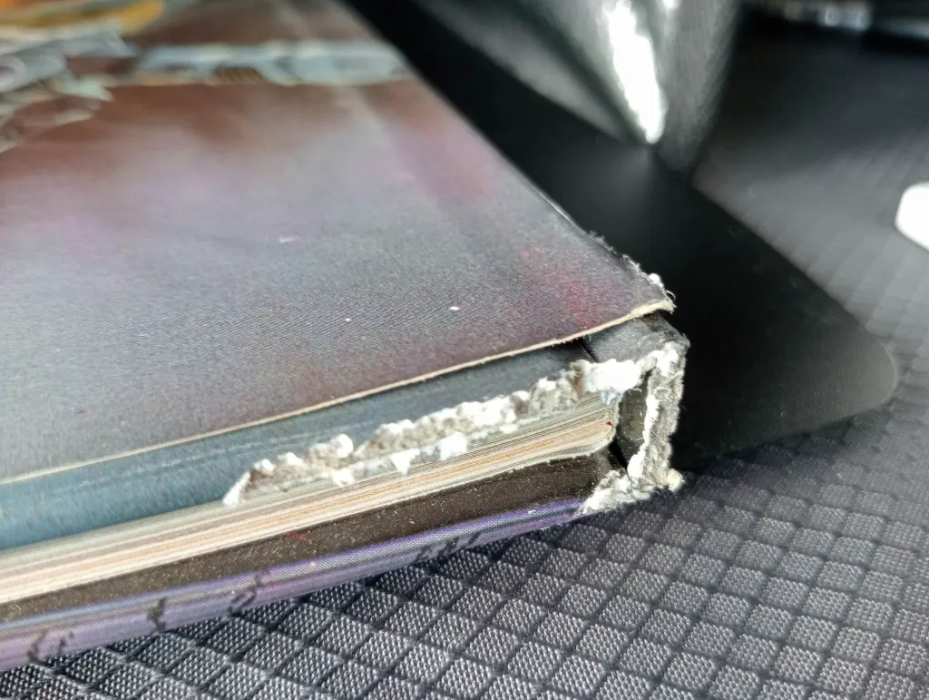 Französisches Buch Les Grandes Batailles de l’Espace von Stewart Cowley und Charles Herridge mit rotem Raumschiffumschlag und stark beschädigter oberer Bindungsecke