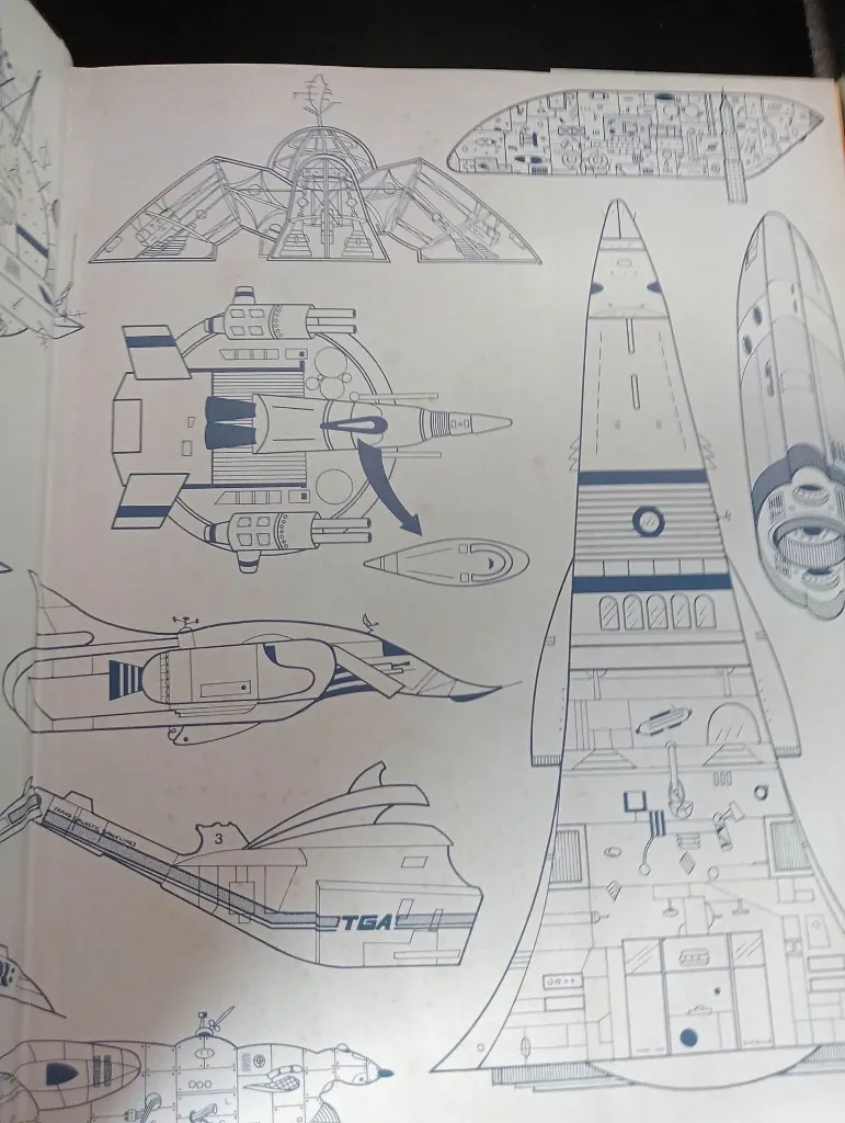 Libro francés Les Grandes Batailles de l’Espace de Stewart Cowley y Charles Herridge con cubierta roja, nave espacial y esquina superior muy deteriorada