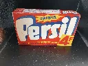 Oude volle en gesloten Belgische kartonnen doos Persil Universeel in rood blauw wit en geel met promotieprijs van 4 Belgische frank en tweetalige instructies