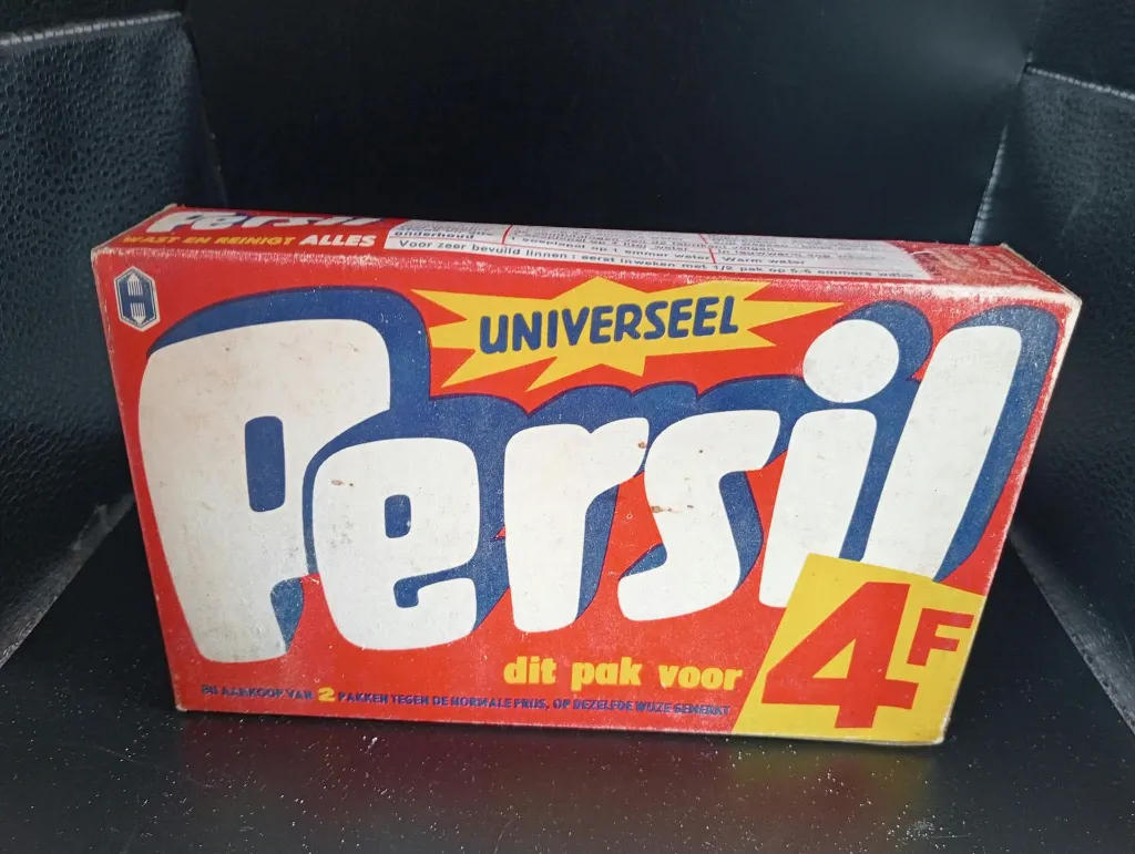 Ancienne boîte belge pleine et fermée de lessive Persil Universel en carton rouge bleu blanc et jaune avec promotion à 4 francs belges et instructions bilingues