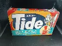 Ancienne boîte bilingue pleine de lessive Tide Point Bleu avec promotion de couverts, prix de 4,75 francs, carton rouge jaune et bleu et ouverture supérieure fortement déchirée