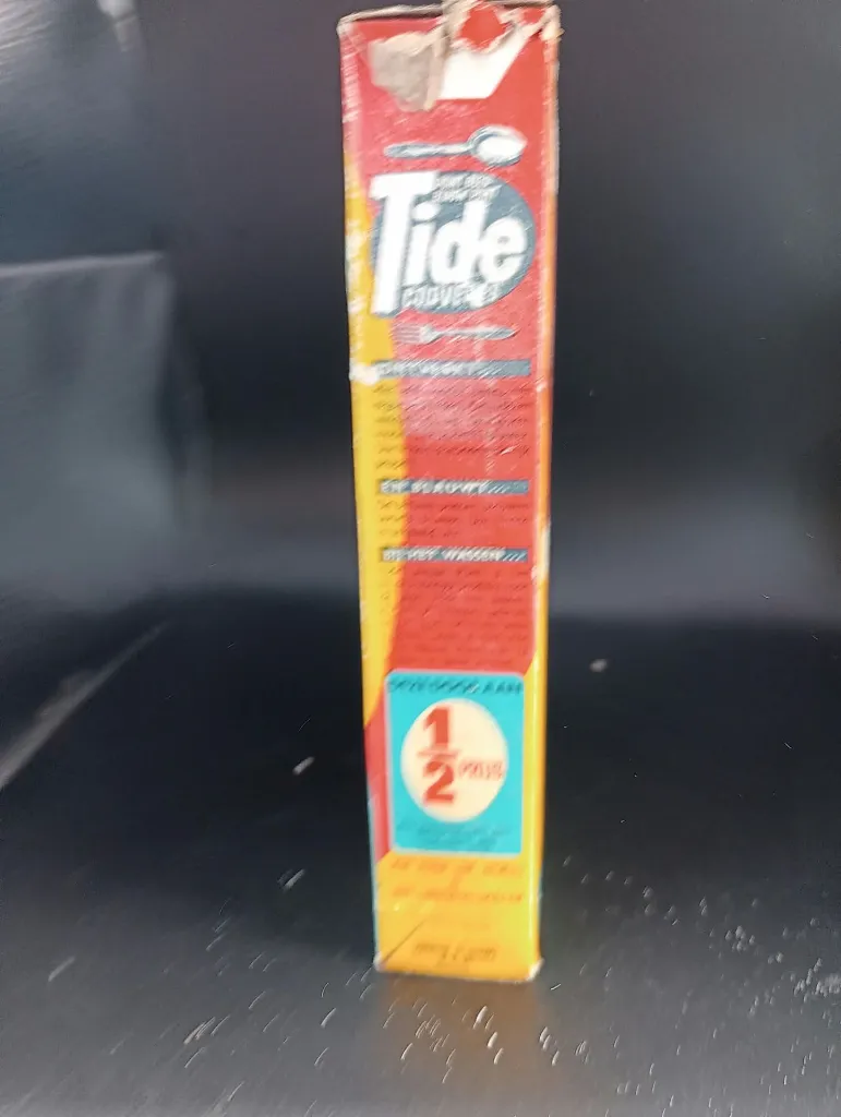 Antiga caixa bilingue cheia de detergente Tide Ponto Azul com promoção de talheres, preço de 4,75 francos e abertura superior muito rasgada