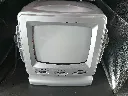 Mini télévision portable argentée TV200 avec écran cathodique noir et blanc de 5,5 pouces, radio AM FM, molettes latérales, antenne télescopique et poignée de transport