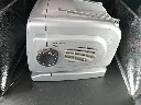 Zilverkleurige draagbare mini-tv TV200 met zwart-wit beeldbuis van 5,5 inch, AM FM-radio, zijdelingse afstemknoppen, telescoopantenne en draaggreep