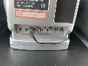 Mini televisore portatile argentato TV200 con schermo a tubo catodico bianco e nero da 5,5 pollici, radio AM FM, manopole laterali, antenna telescopica e maniglia