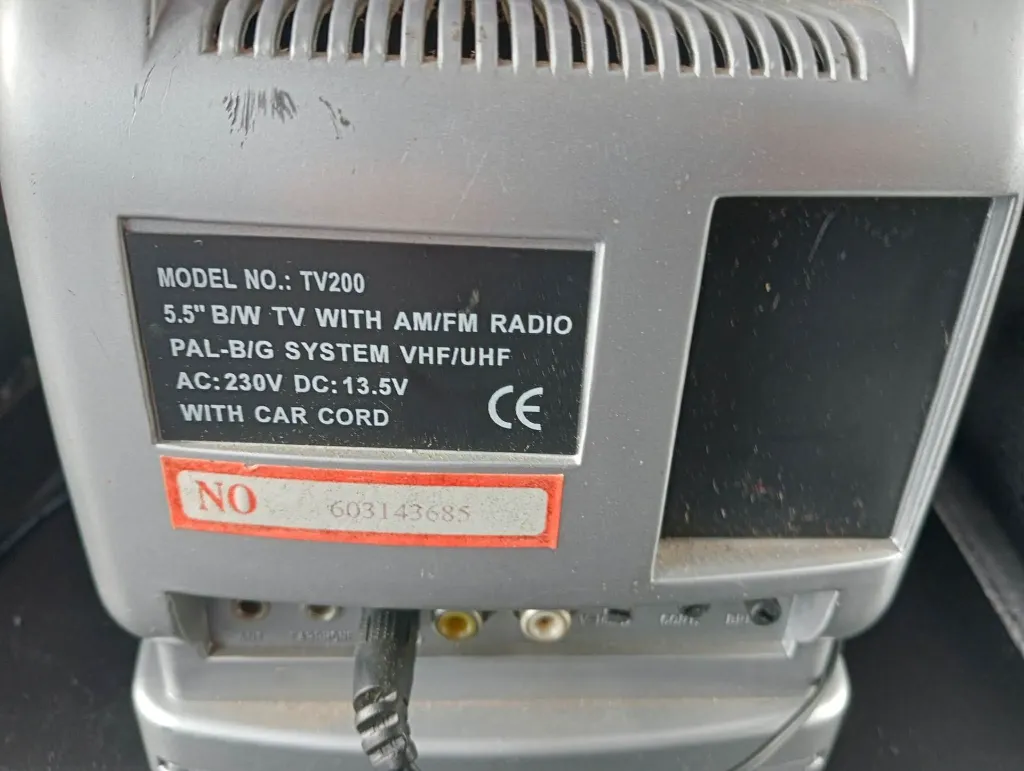 Mini televisor portátil prateado TV200 com ecrã de tubo preto e branco de 5,5 polegadas, rádio AM FM, seletores laterais, antena telescópica e pega