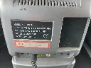 Mini televisor portátil prateado TV200 com ecrã de tubo preto e branco de 5,5 polegadas, rádio AM FM, seletores laterais, antena telescópica e pega