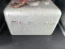 Alte mechanische STB Swiss Made Taubenuhr aus grauem Hammerschlagmetall mit weißem Zifferblatt Nummer 67992, seitlichem Verschluss mit Metallplombe und stark rissigem rotem Ledergriff