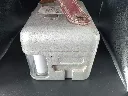 Antico orologio colombofilo STB Swiss Made in metallo grigio martellato con quadrante bianco numero 67992, chiusura laterale con sigillo metallico e maniglia rossa molto screpolata
