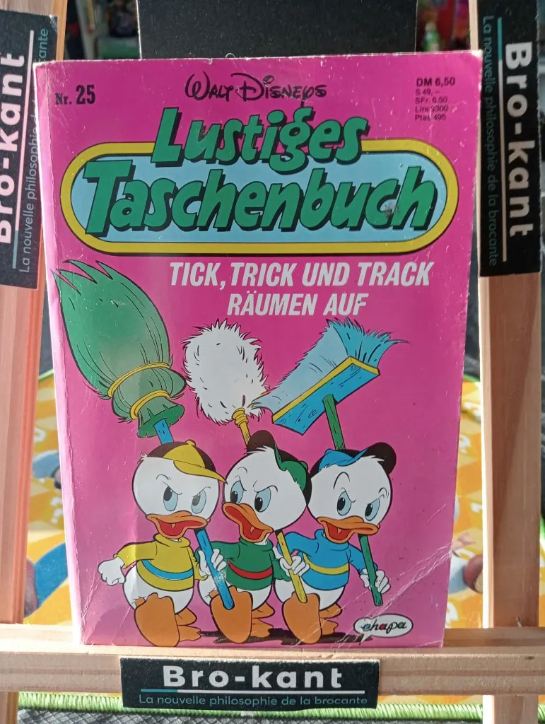 BD allemande Walt Disney Lustiges Taschenbuch numéro 25 Tick Trick und Track räumen auf avec couverture rose illustrée des trois neveux de Donald tenant des accessoires de nettoyage