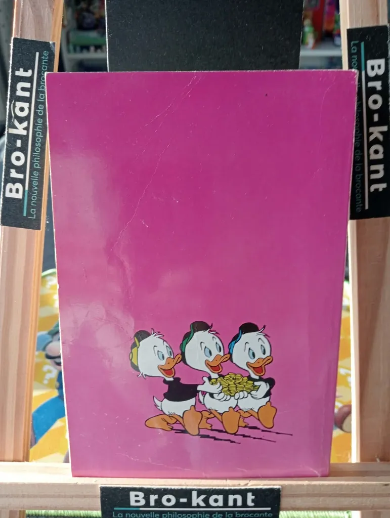 Cómic alemán Walt Disney Lustiges Taschenbuch número 25 Tick Trick und Track räumen auf con cubierta rosa y los tres sobrinos de Donald llevando utensilios de limpieza