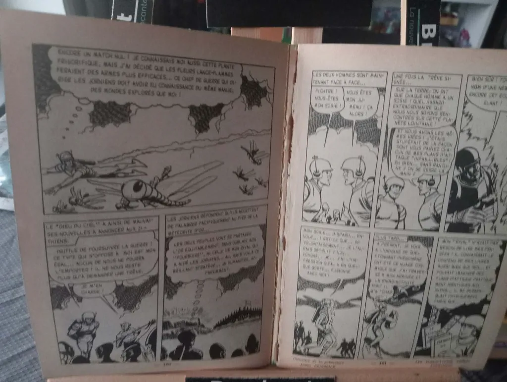 Antiguo recopilatorio francés Aventures Fiction número 3208 Arédit Comics Pocket de 1974 con cubierta negra, Challengers alrededor de Prof y encuadernación debilitada