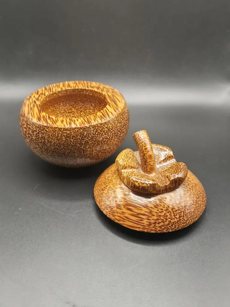 Pièce artisanale décorative en forme de mangoustan