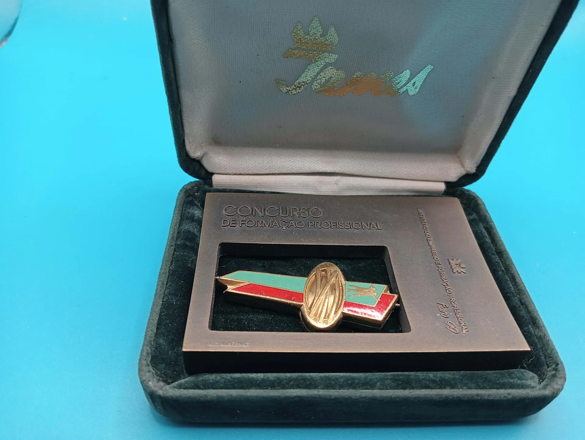 Insignia Concurso de Formación Profesional – Portugal 1999 – con estuche