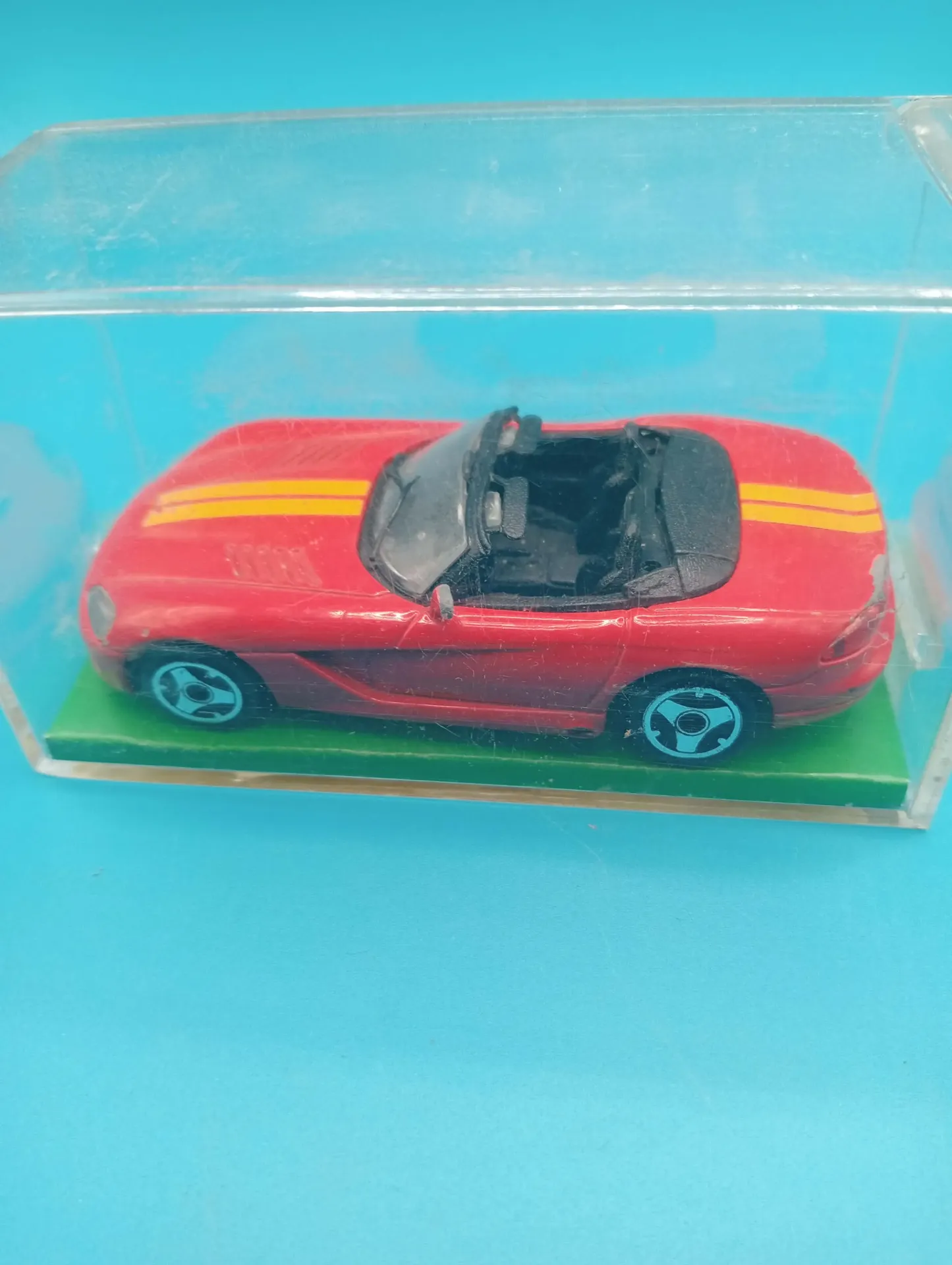 Dodge Viper SRT10 Bburago 1:43 – Diecast in showcase, venom red