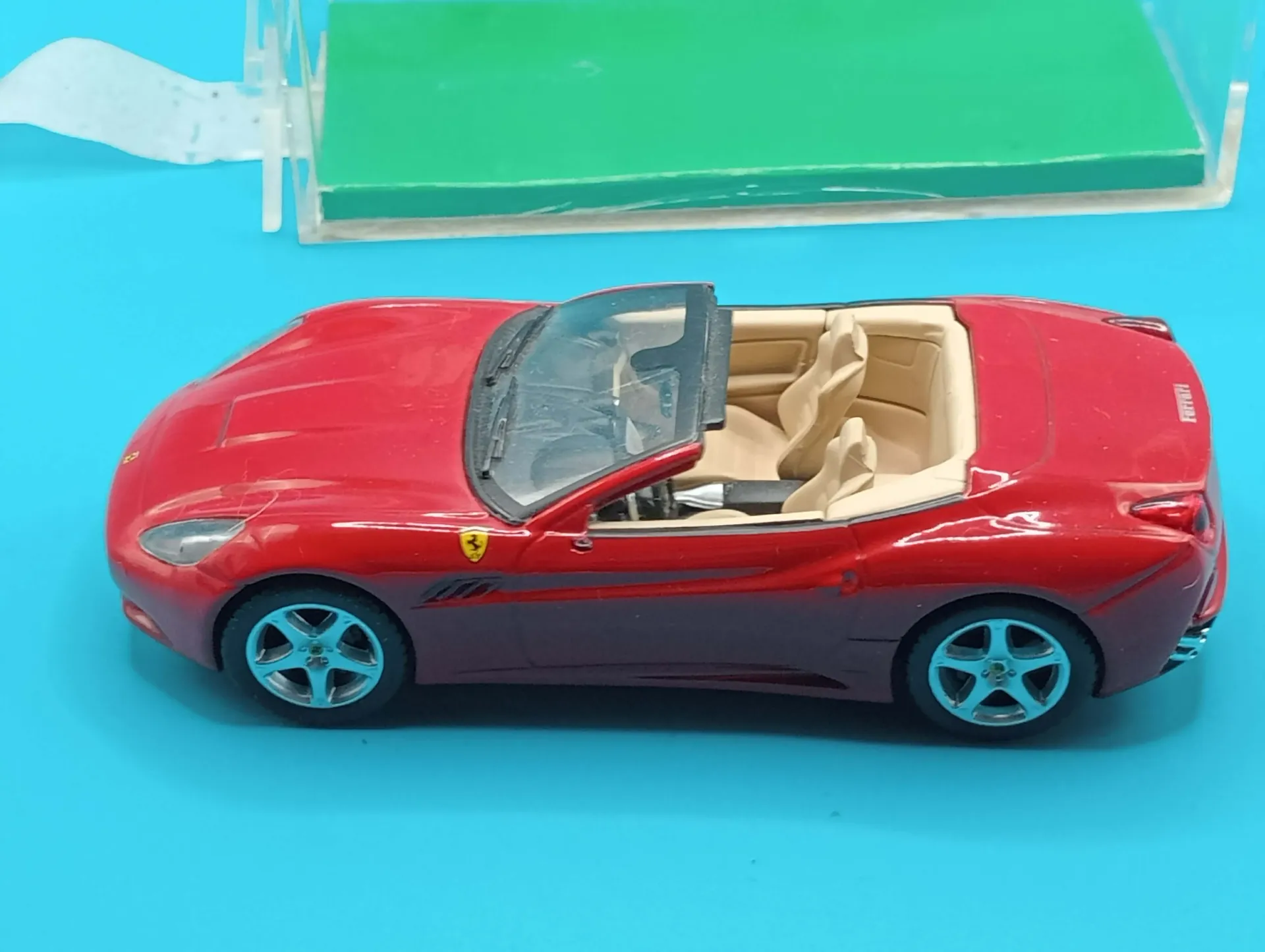 Ferrari California 1:43 – Red diecast in showcase, luxury shrinked