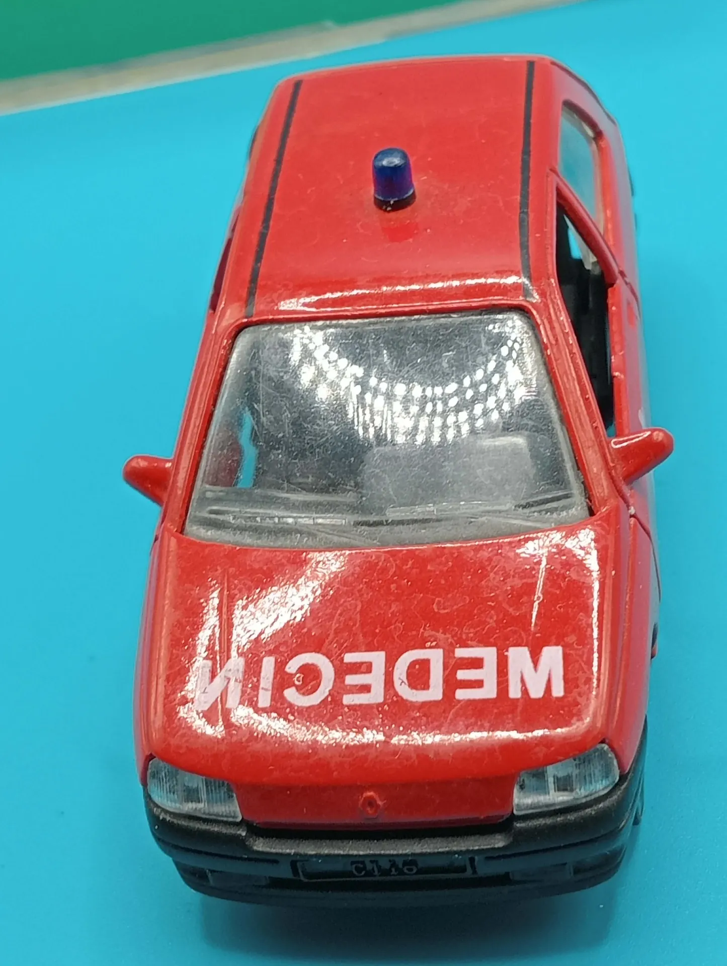 Renault Clio MEDECIN Solido 1:43 – Miniatura médica roja, made in France Solido 1:43 – Miniature rouge d’urgence, made in France