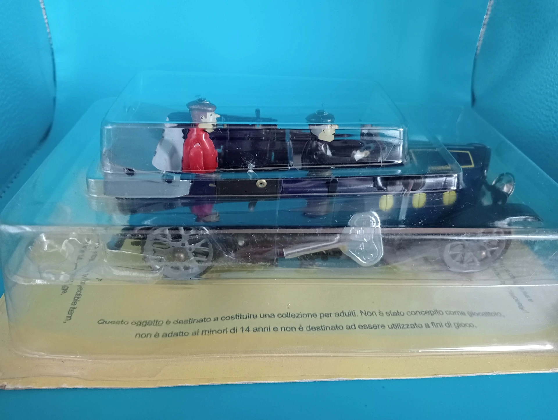 Reprodução de brinquedo antigo – carro miniatura vintage com figuras em blister