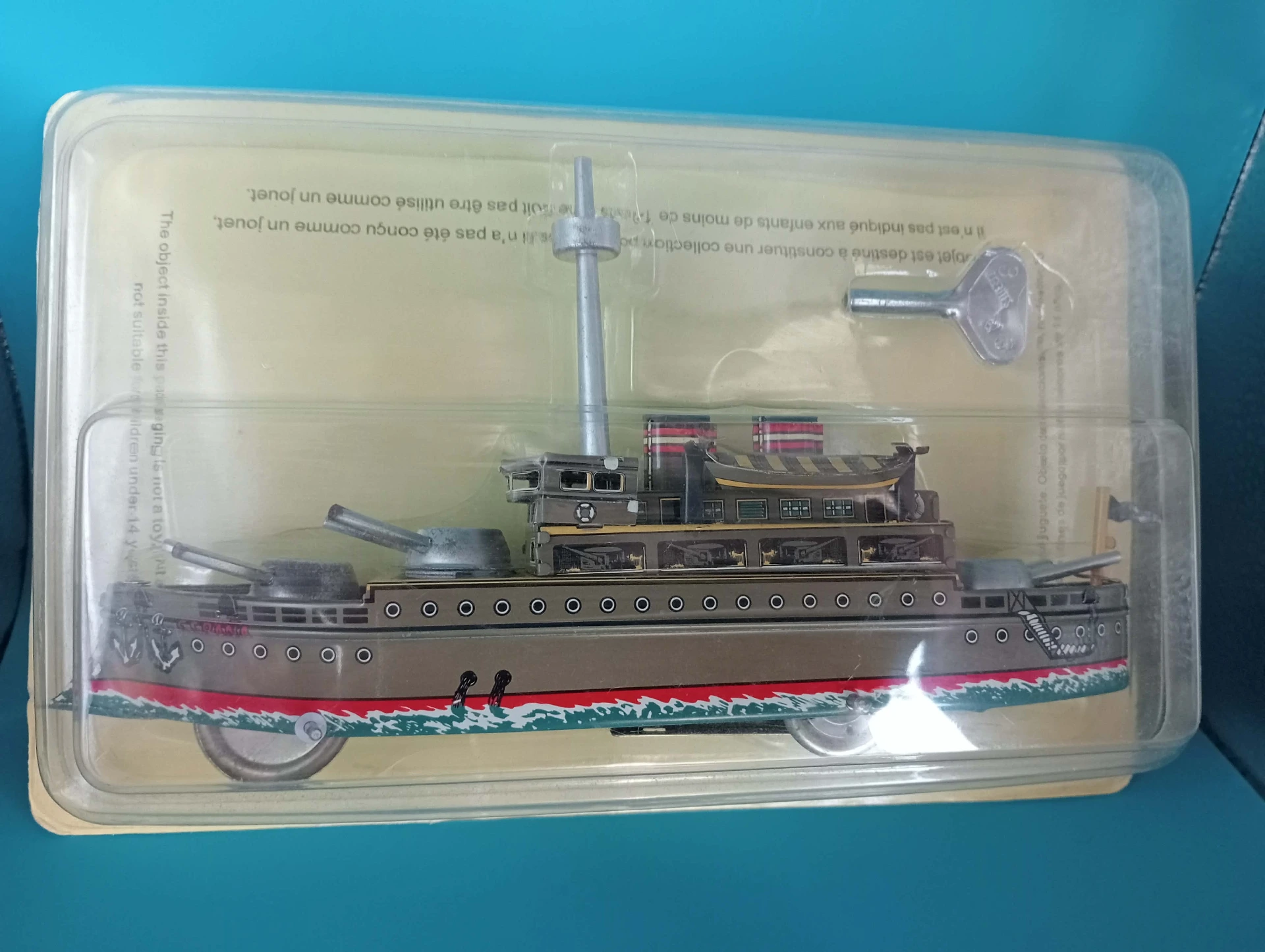 Mechanisches Miniaturschiff Vintage – Reproduktion altes Metallspielzeug im Blister - 19 cm