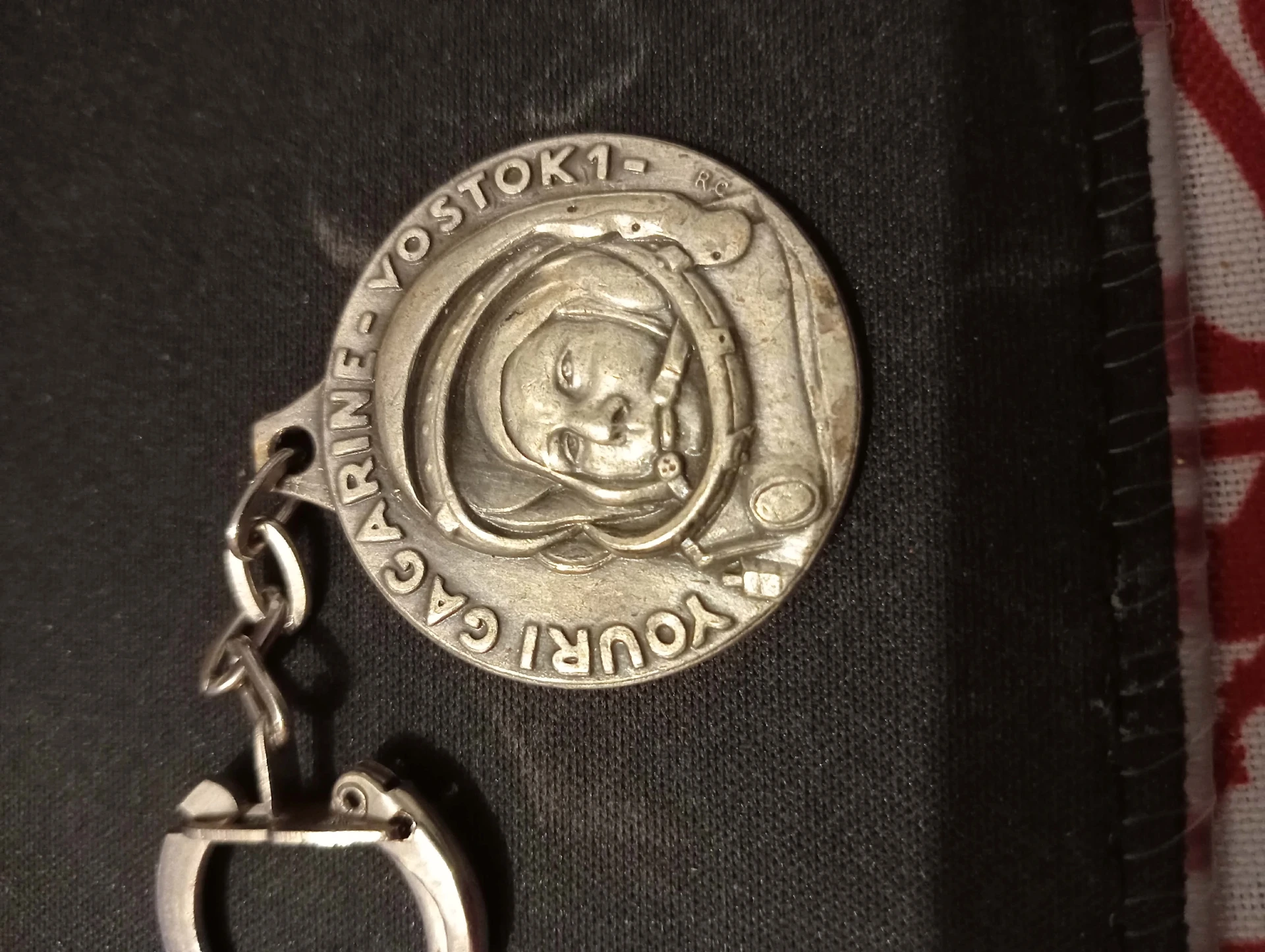 Chaveiro Vostok 1 Yuri Gagarin – medalhão metálico vintage cosmonauta