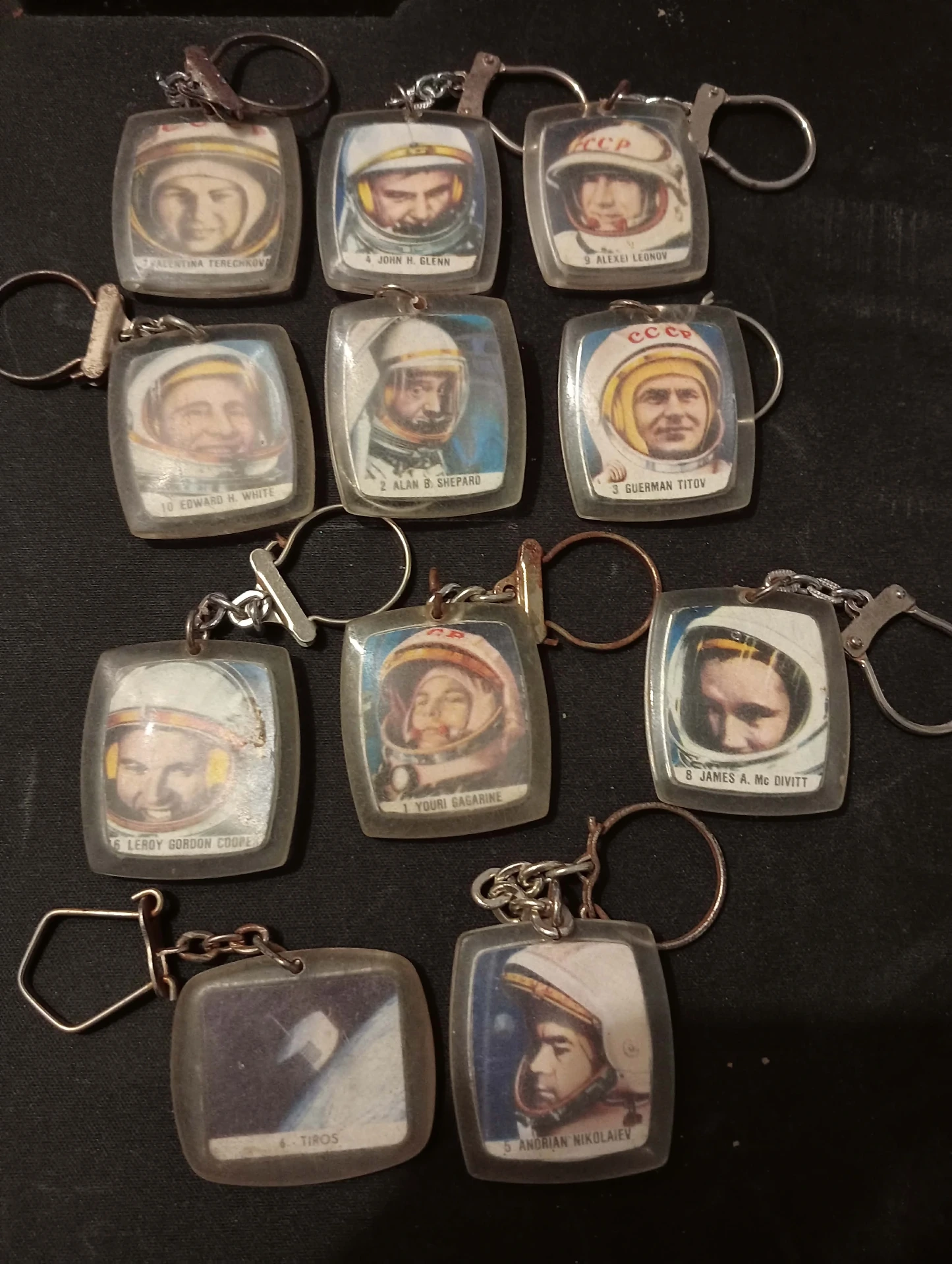 Lot de 11 porte-clés BN “Course à l’Espace” – cosmonautes et satellite vintage illustrés