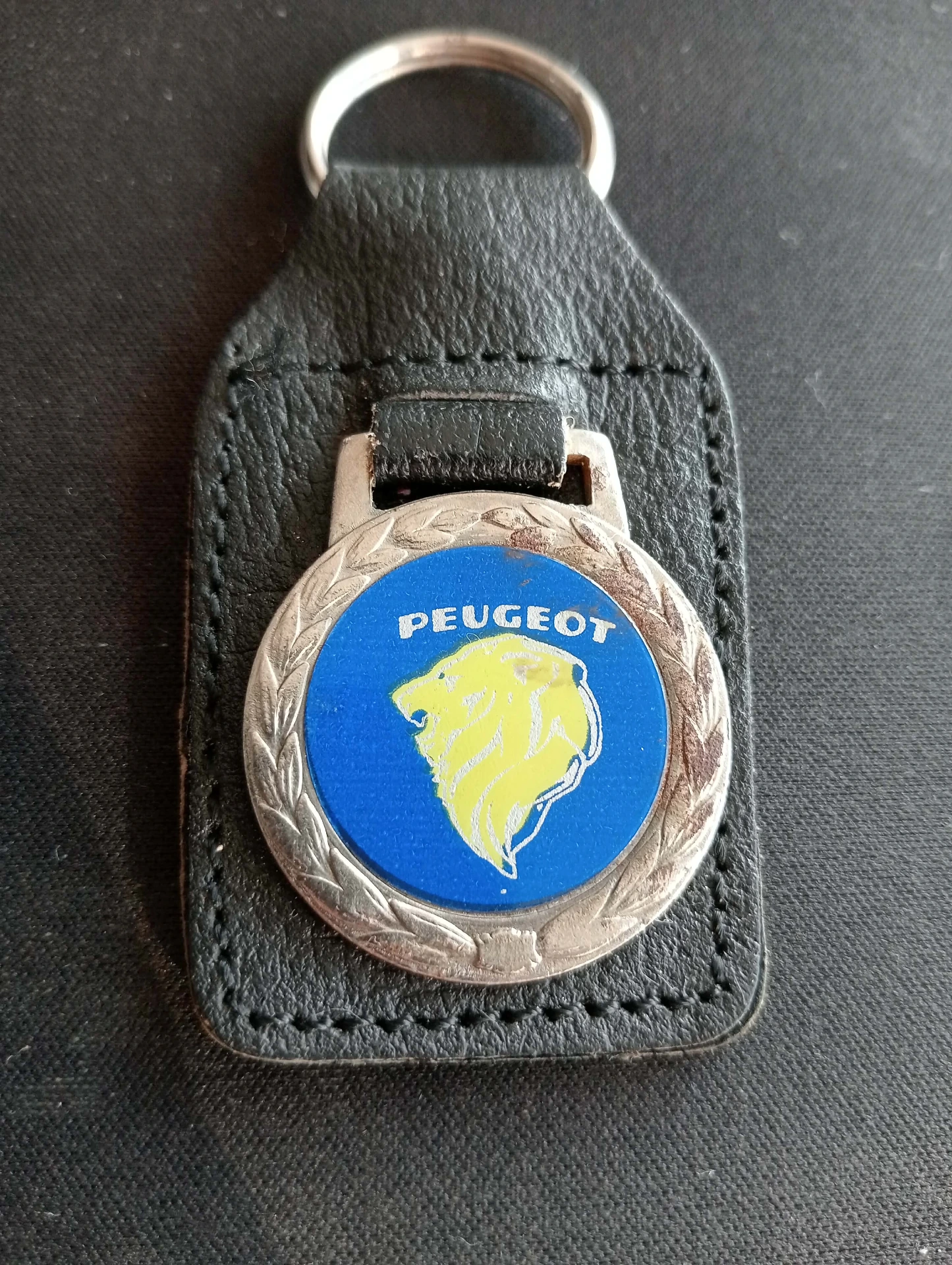 Porte-clé vintage cuir PEUGEOT – Lion jaune sur fond bleu années 60