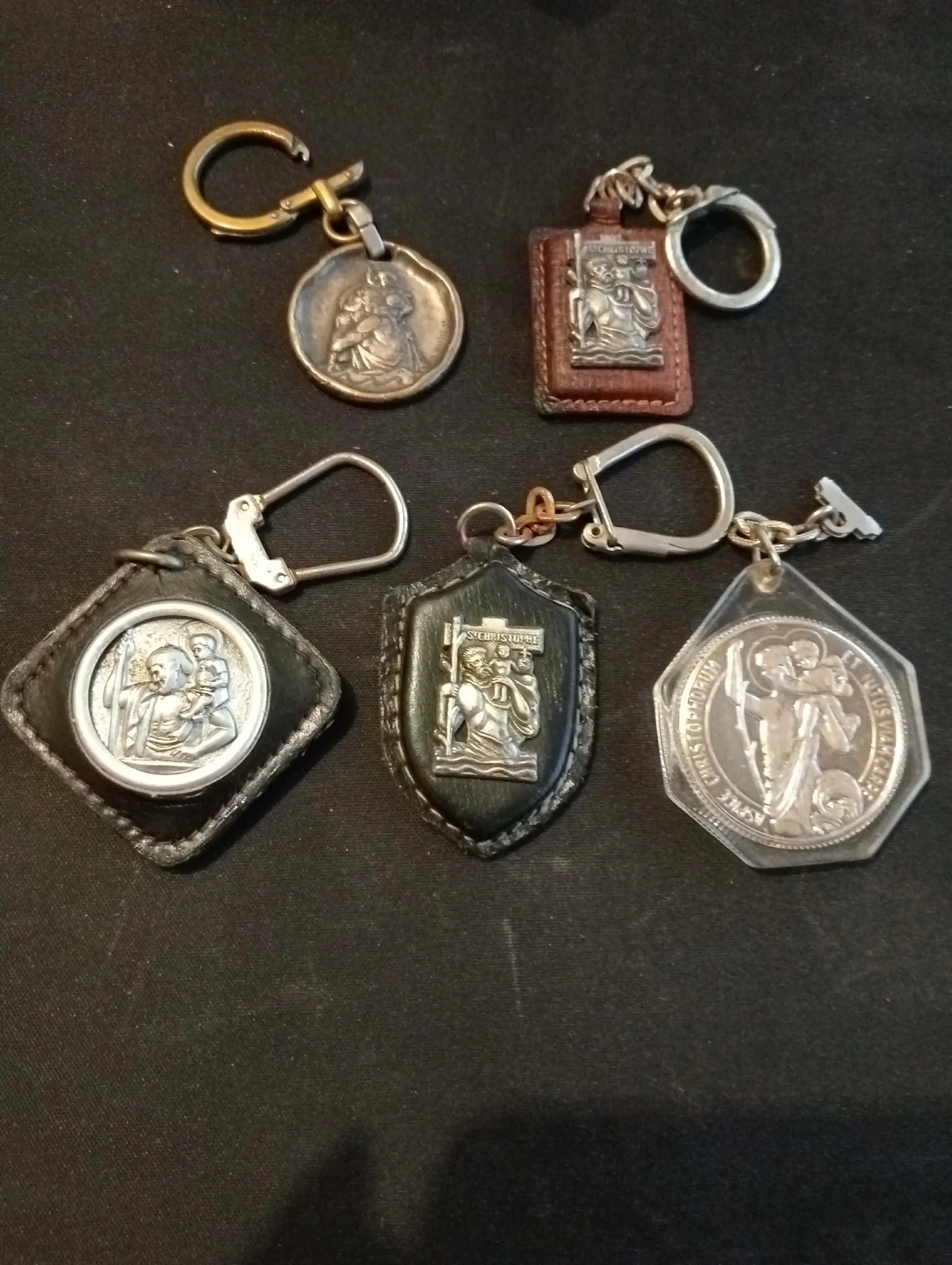 Set van 5 sleutelhangers Sint-Christoffel – Vintage bescherming voor reizigers
