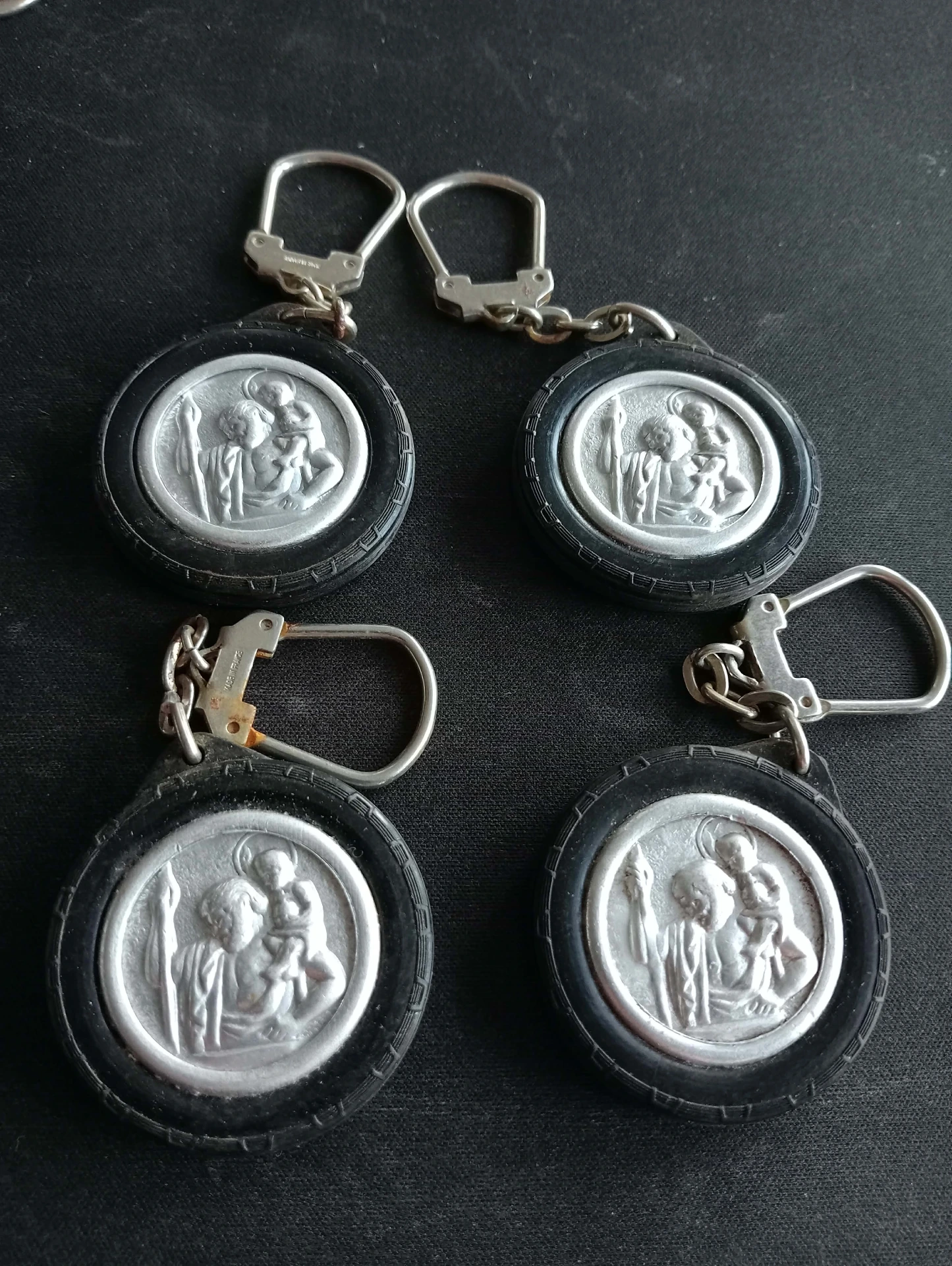 Set van 4 Sint-Christoffel sleutelhangers – Vintage autobandvorm, beschermend