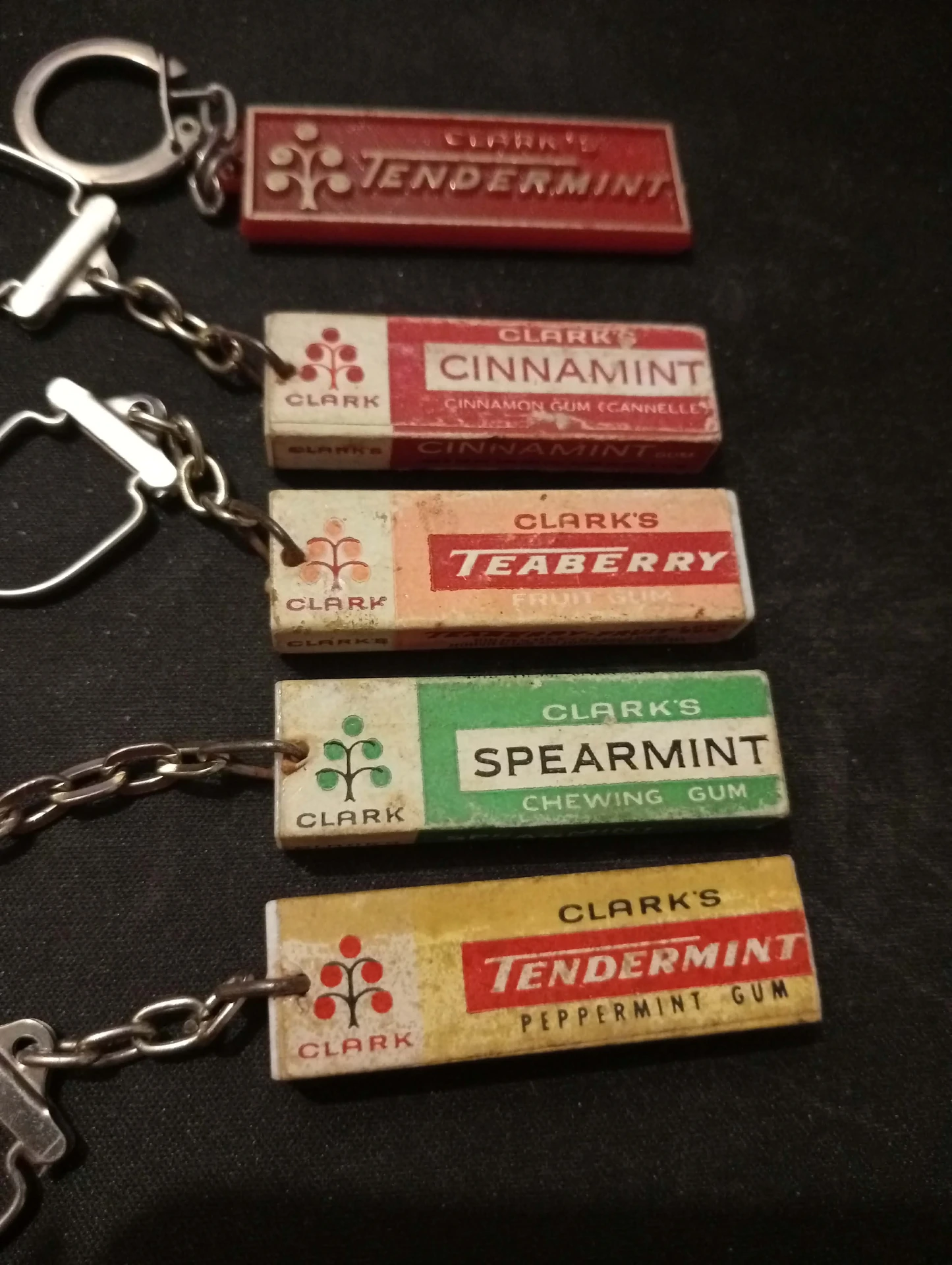 Set of 4 Clark’s chewing gum keychains + advertising plaque – 1960s/1970s