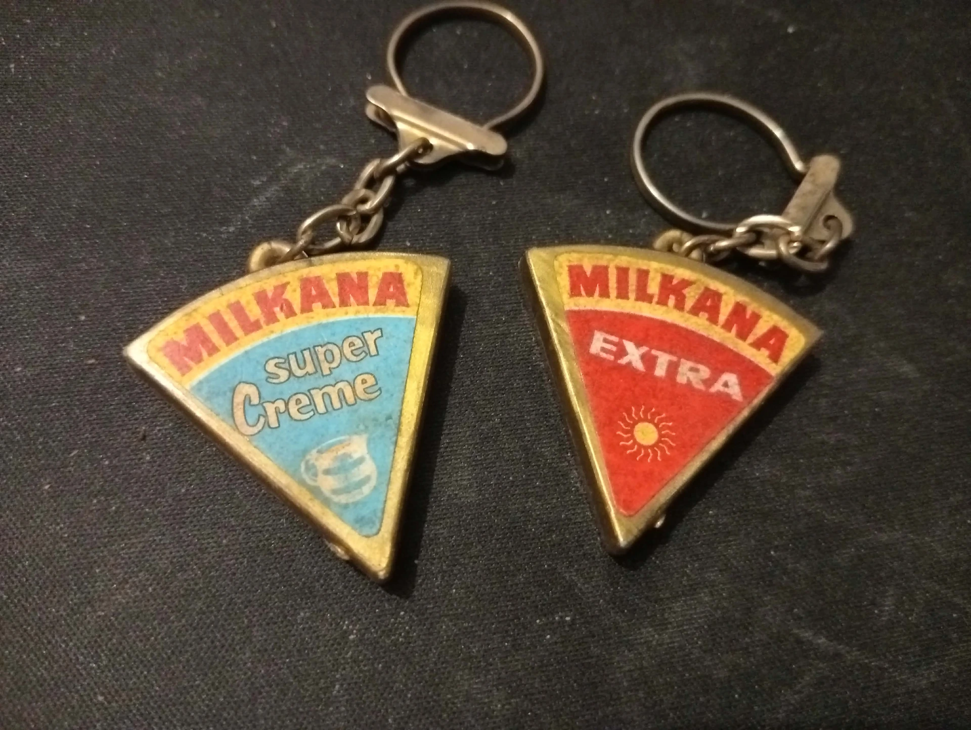 Conjunto de 2 porta-chaves publicitários Milkana – Super Crème & Extra – anos 60 – Bom estado