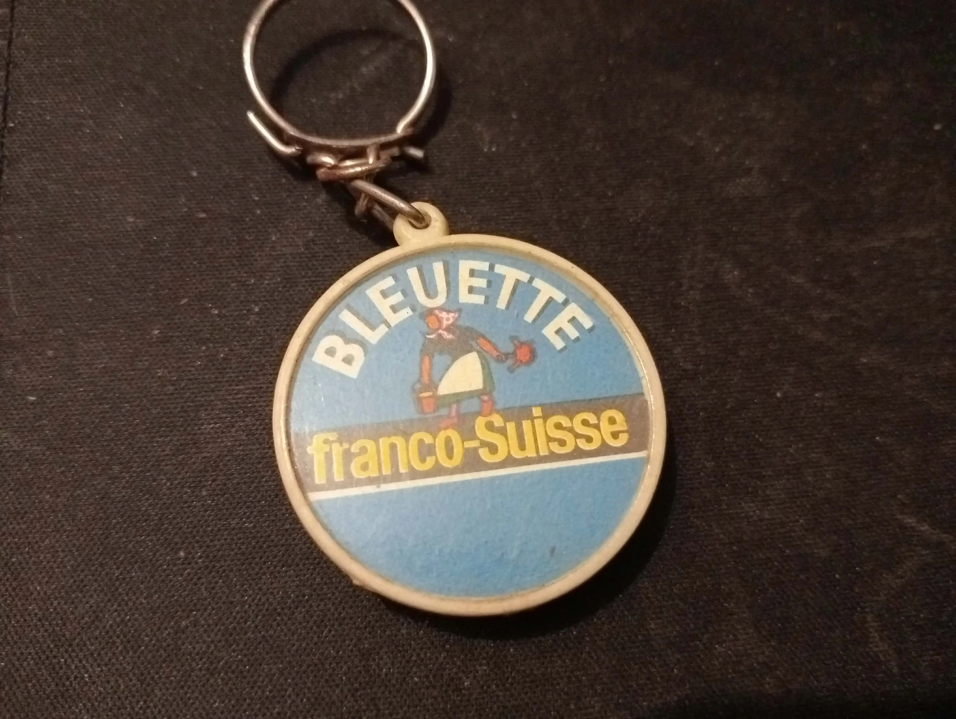 🇫🇷 Porte-clé publicitaire BLEUETTE – franco-suisse – Vintage années 60 – Bon état