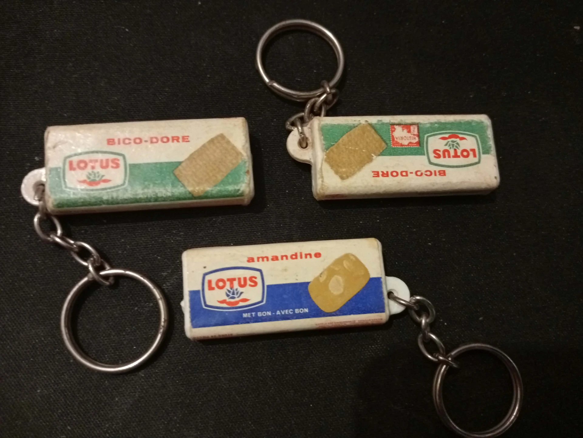 Conjunto de 3 porta-chaves publicitários Lotus – Bico-Doré & Amandine – anos 60 – Estado médio