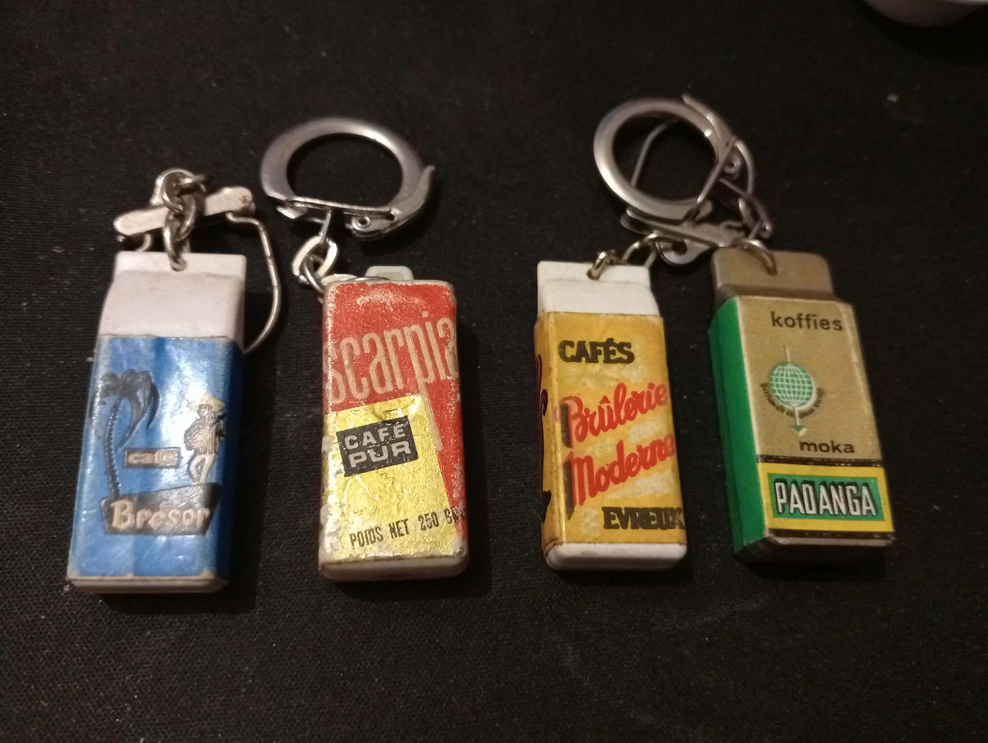 Set van 4 reclame-sleutelhangers koffie – Bresor, Scarpia, Brûlerie Moderne, Padanga – jaren 60 – Matige staat
