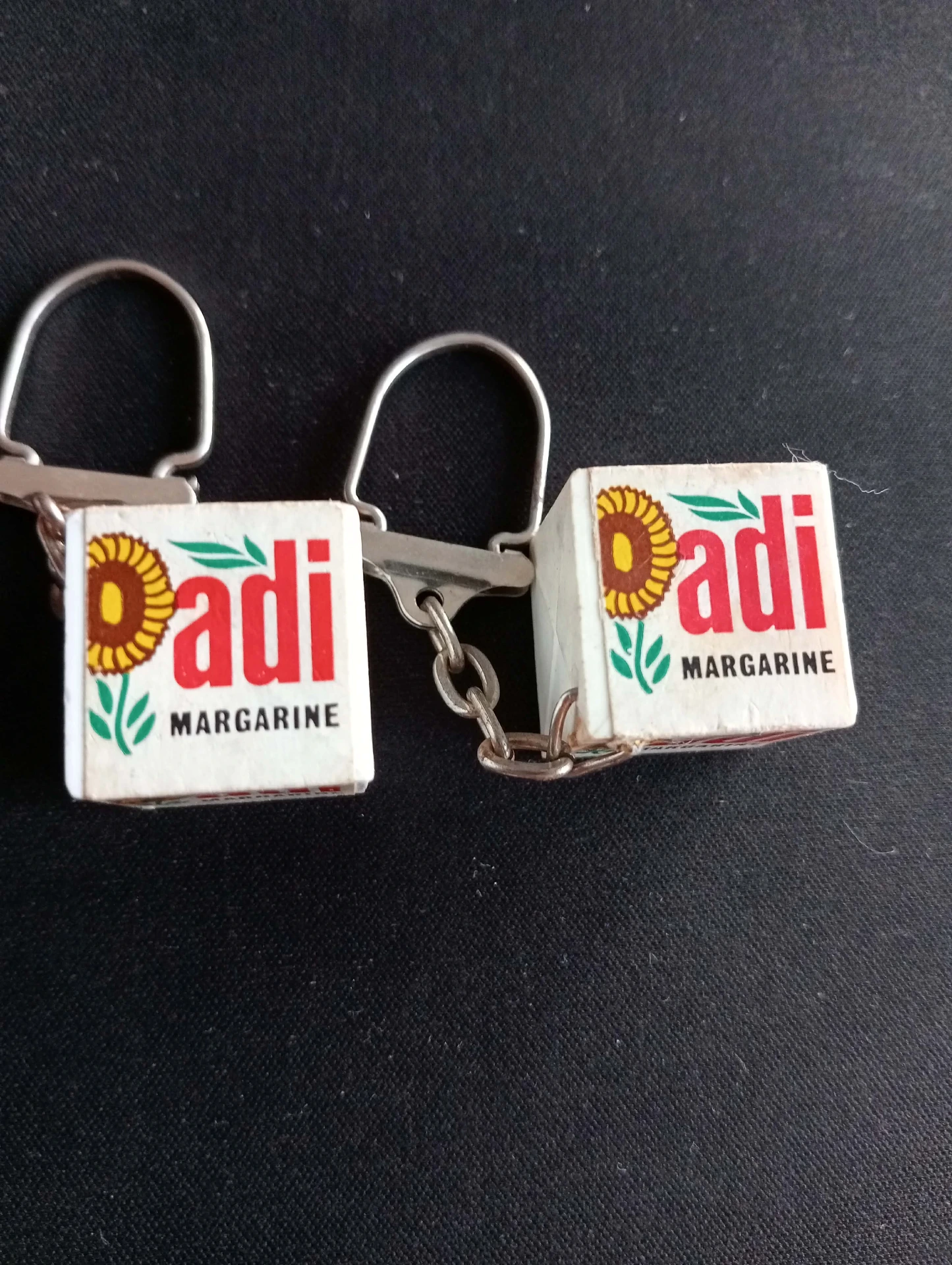 Vintage sleutelhanger adi – Margarine reclamekubus (jaren 60–70)