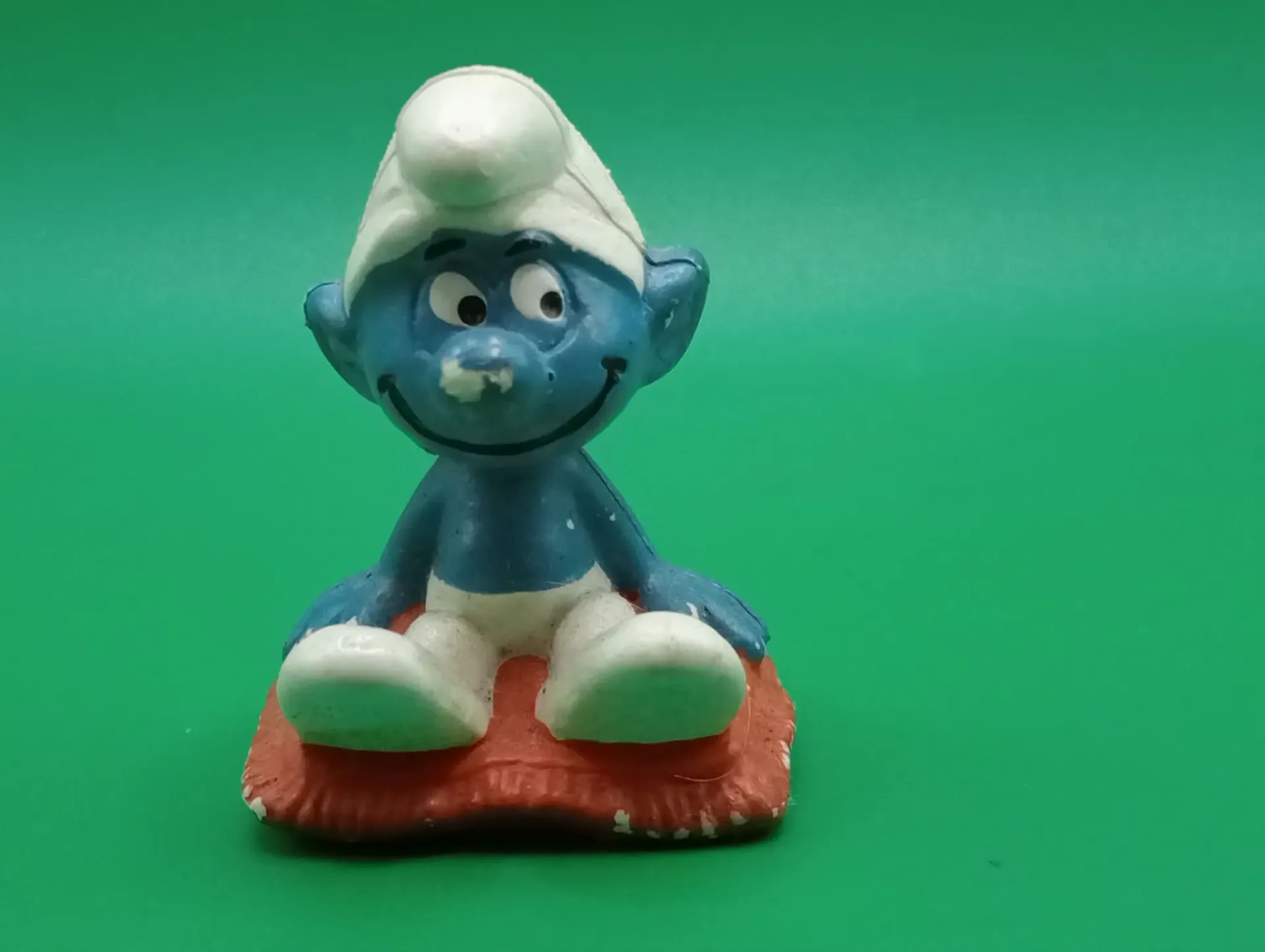 Zittende Smurf op kussen 2.0085 “Peyo Bully”: De comfort-koning van het dorp
