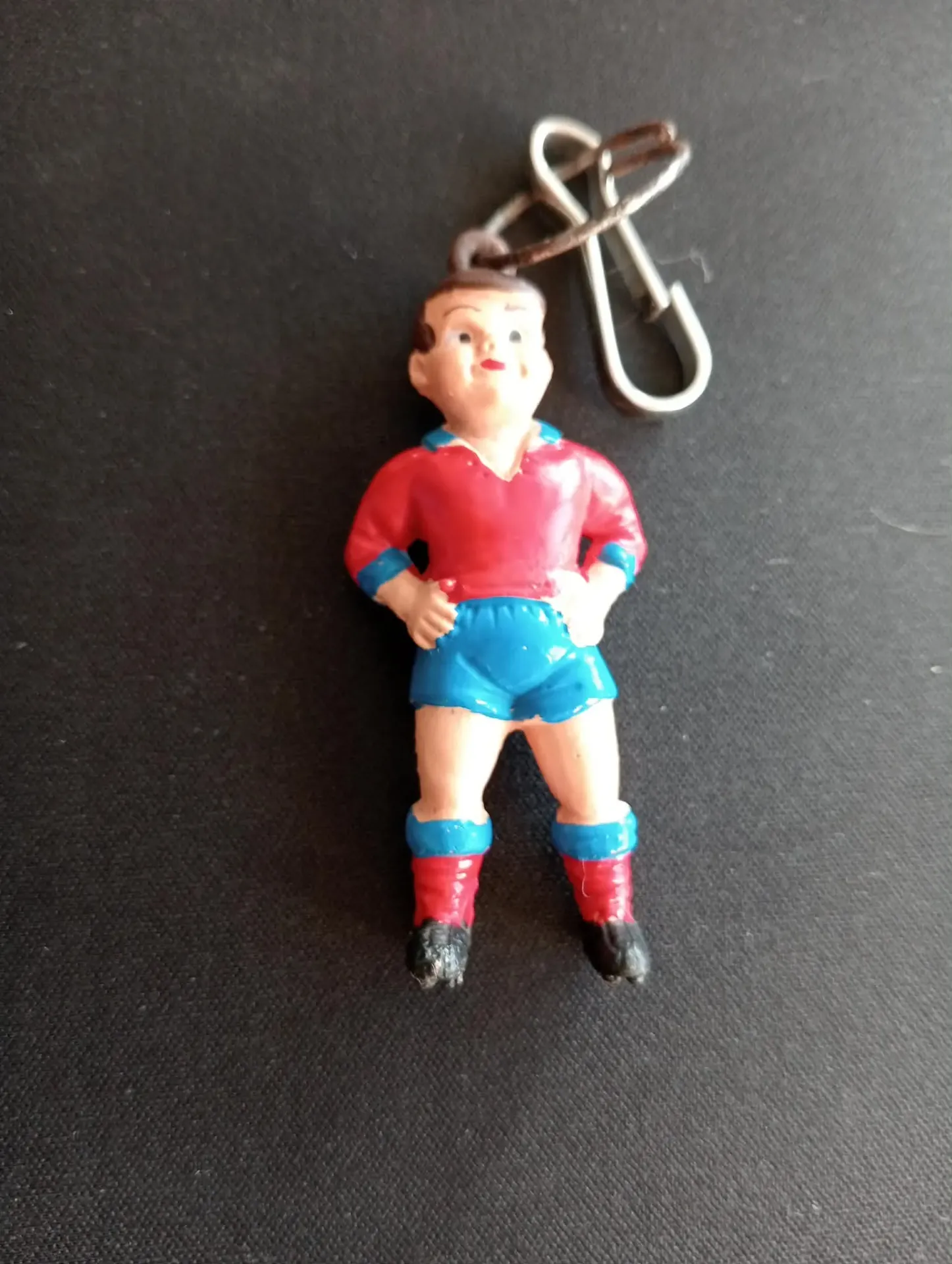 Vintage voetballer sleutelhanger rood/blauw – Jaren 80