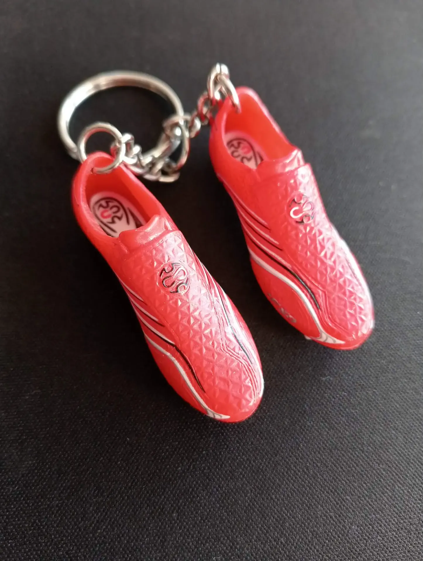 Porte-clé chaussures de foot rouges – Mini crampons vintage