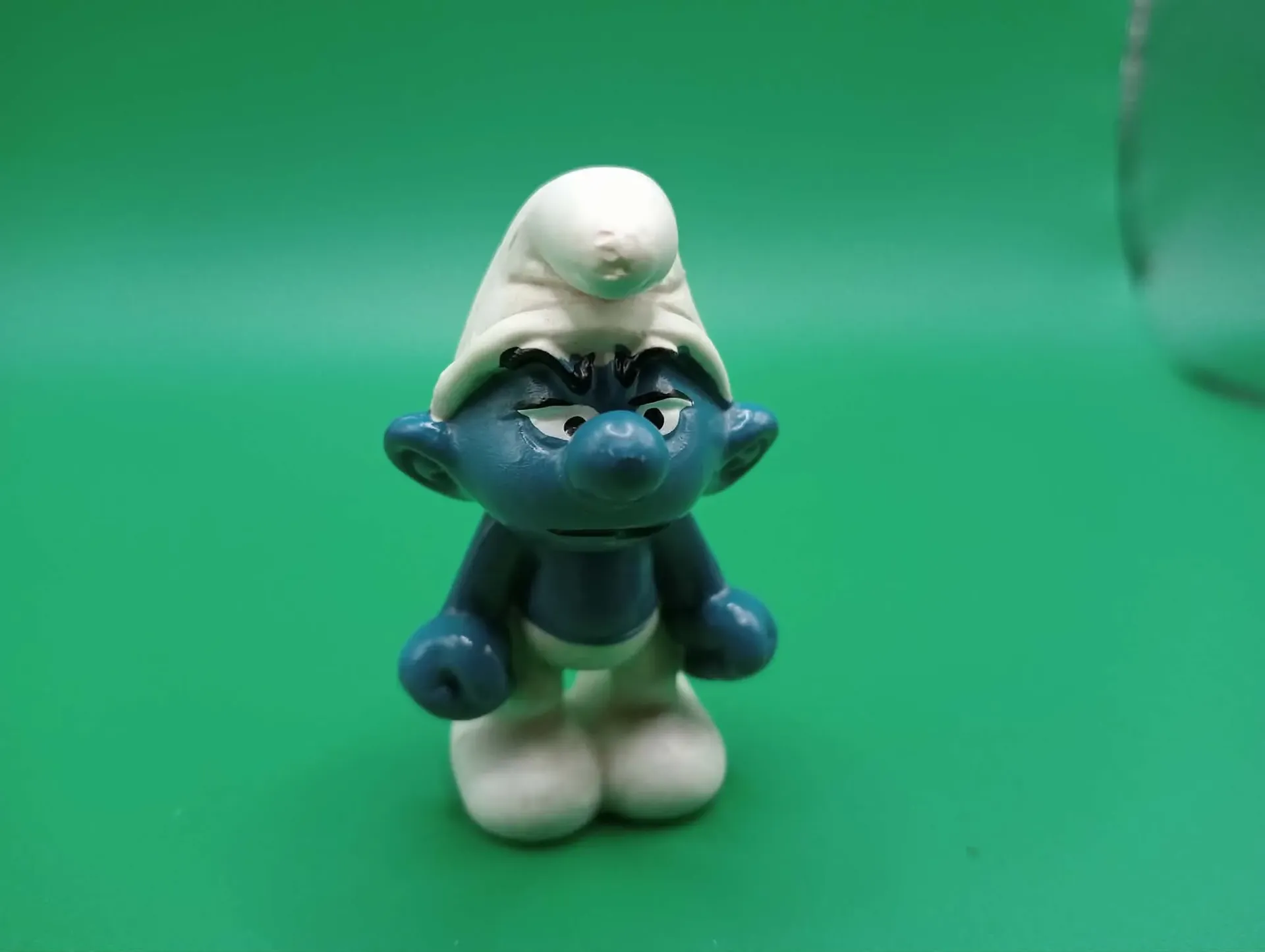 Schtroumpf Grognon 1983 – La mauvaise humeur en plastique pur (Hong kong 1983)