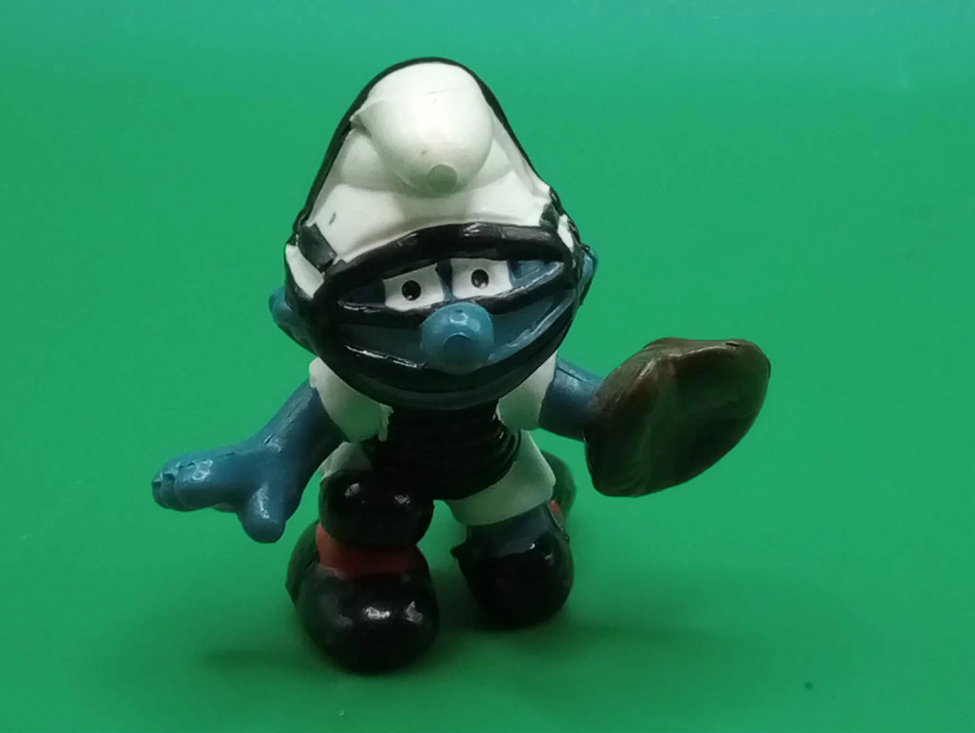 Baseball catcher Smurf – Vintage figurine with mitt and mask