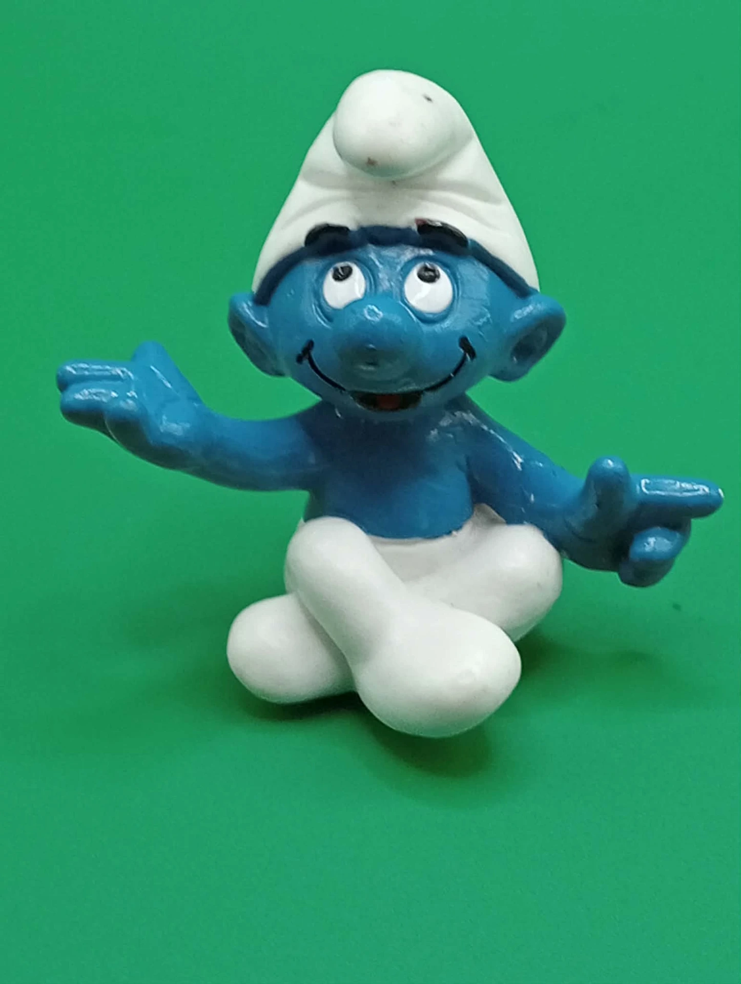 Schtroumpf assis jambes croisées – Figurine vintage ©83 Peyo
