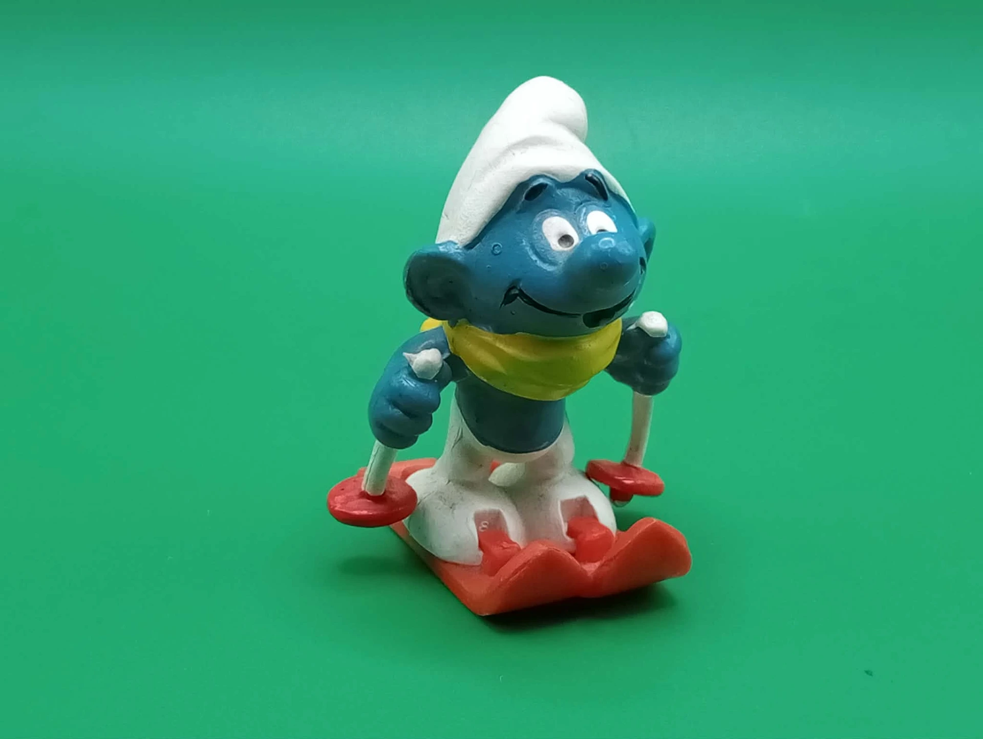 Vintage Ski-Schlumpf – Figur auf roten Skiern