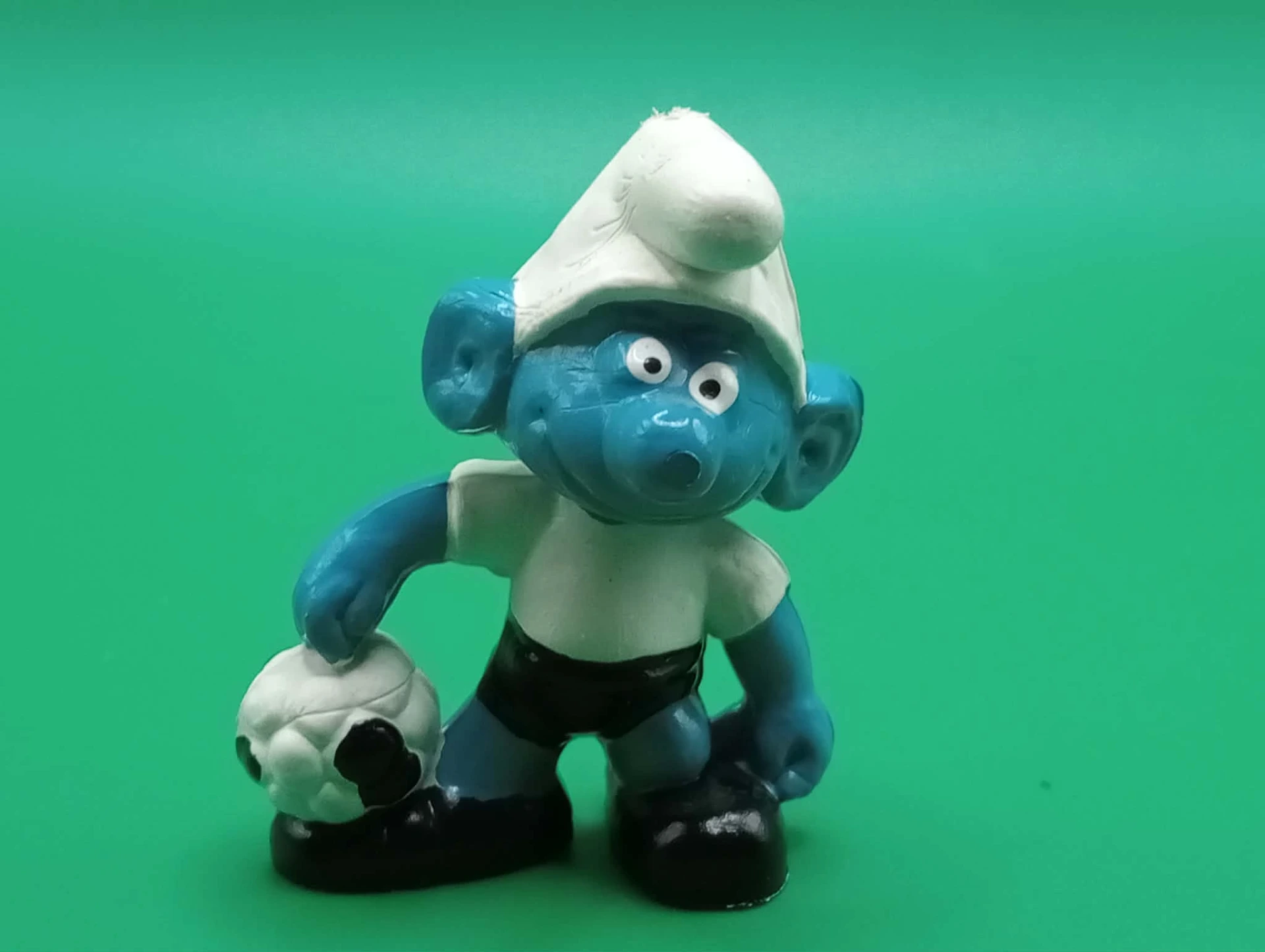 Vintage Fußball-Schlumpf – Figur, schon am Boden gefoult