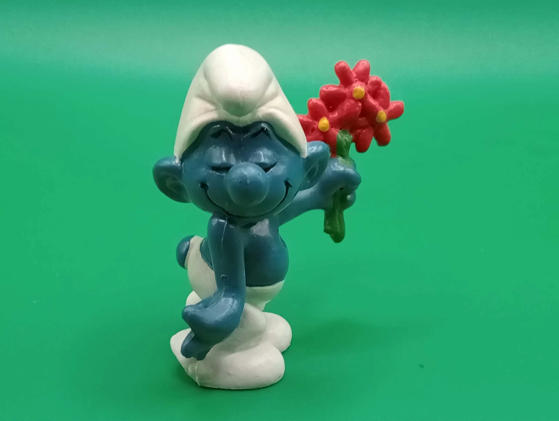 Schtroumpf bouquetier vintage – Figurine fleurs rouges