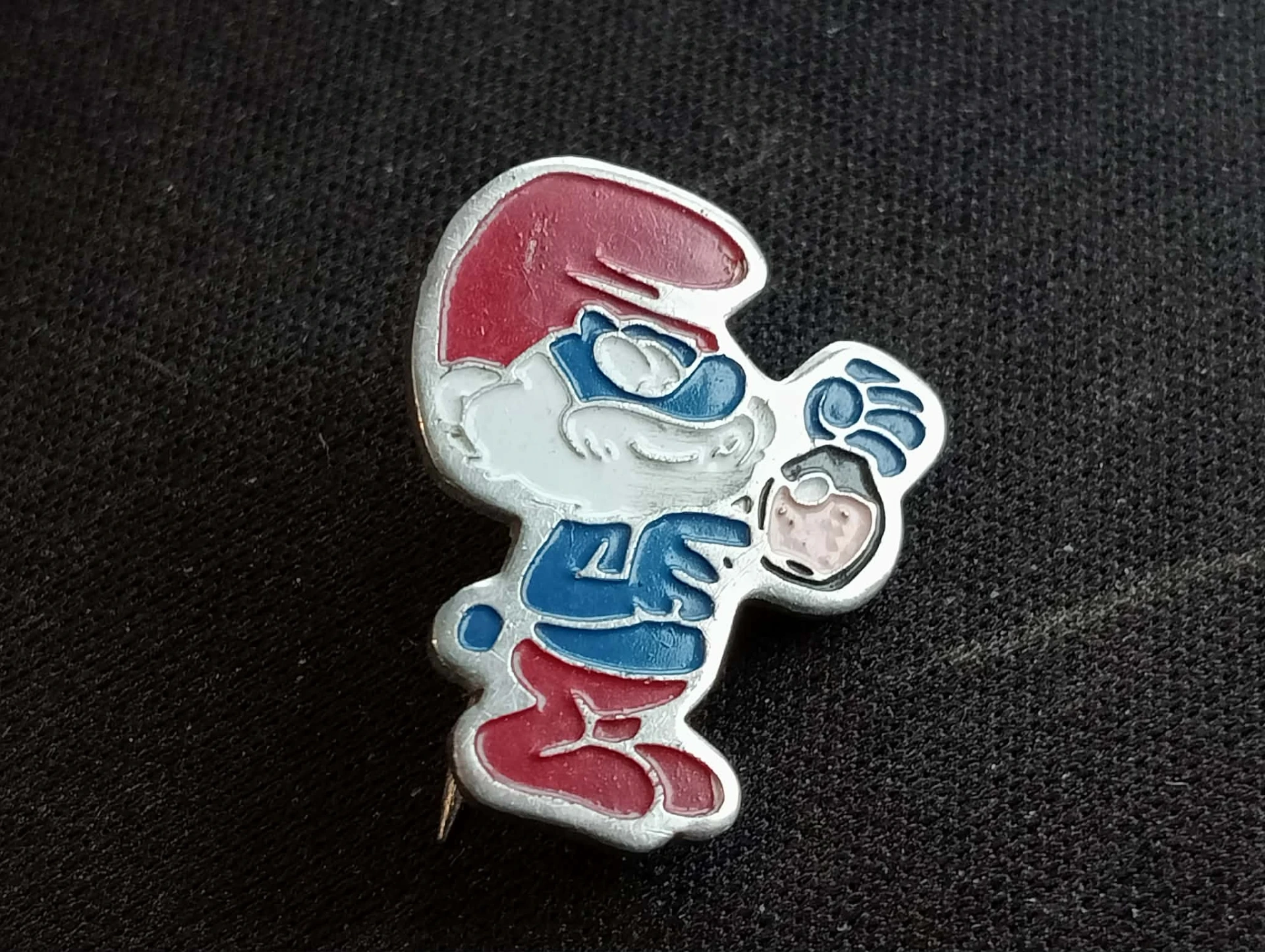 Broche esmaltado Papai Smurf – 2,3 cm colecionável